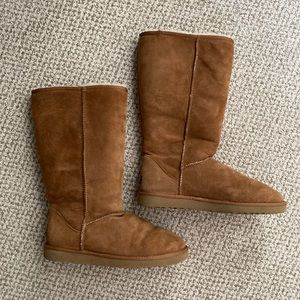 Used Women’s UGGs, great condition! No snow, water, or salt damage. Size W10